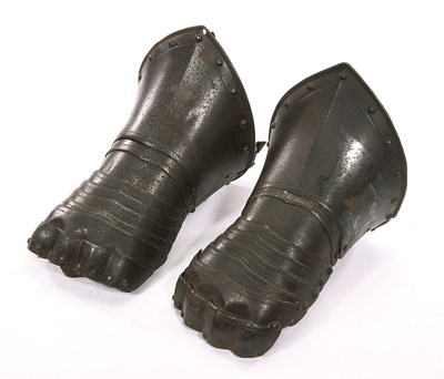 Lot 366 - A PAIR OF NORTH EUROPEAN GAUNTLETS