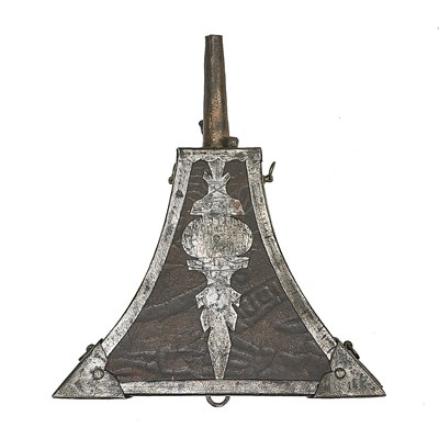 Lot 406 - A GERMAN MUSKETEERS TRIANGULAR POWDER-FLASK