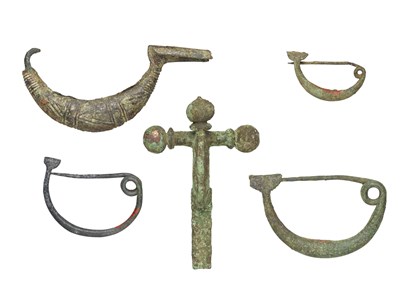 Lot 120 - **FOUR ETRUSCAN AND ONE ROMAN BRONZE FIBULA
