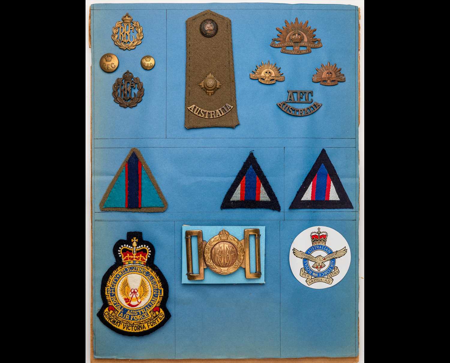 Lot 402 - Australian Flying Corps with Royal Australian Air Force Insignia