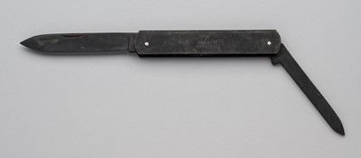 Lot 596 - A LOCK KNIFE J. RODGERS & SONS, NO. 6 NORFOLK STREET, SHEFFIELD, LATE 19TH CENTURY AND FOUR FURTHER PENKNIVES