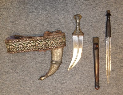 Lot 127 - AN AFRICAN DAGGER