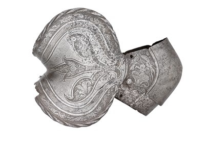 Lot 205 - A SOUTH GERMAN COUTER FOR THE LEFT ELBOW WITH ETCHED DECORATION