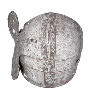 Lot 206 - A SOUTH GERMAN POLEYN FOR THE RIGHT KNEE WITH ETCHED DECORATION