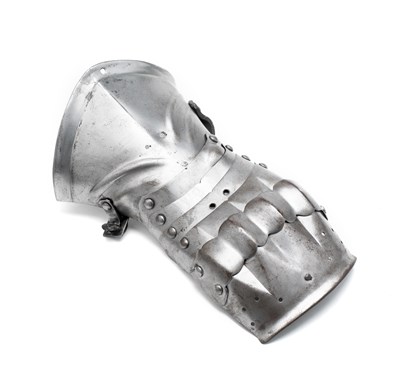 Lot 286 - â€¡ A HALF-MITTEN GAUNTLET FOR THE LEFT HAND