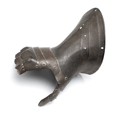 Lot 287 - â€¡ A NORTH ITALIAN MITTEN GAUNTLET FOR THE RIGHT HAND
