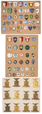 Lot 142 - A COLLECTION OF MILITARY BADGES