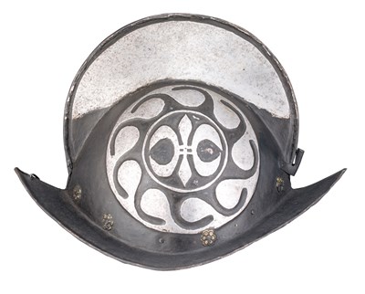 Lot 446 - A NORTH GERMAN 'BLACK AND WHITE' COMB MORION