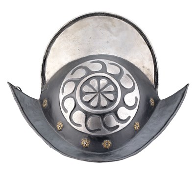 Lot 447 - A NORTH GERMAN 'BLACK AND WHITE' COMB MORION