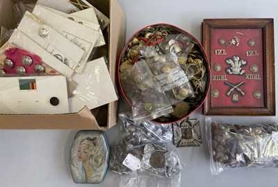 Lot 415 - A COLLECTION OF MILITARY AND NAVAL BUTTONS