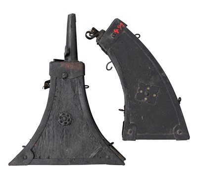 Lot 523 - A GERMAN MUSKETEER'S POWDER-FLASK