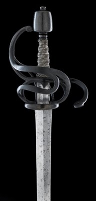 Lot 112 - A GERMAN SWEPT-HILT RAPIER WITH BLUED STEEL HILT, CIRCA 1600