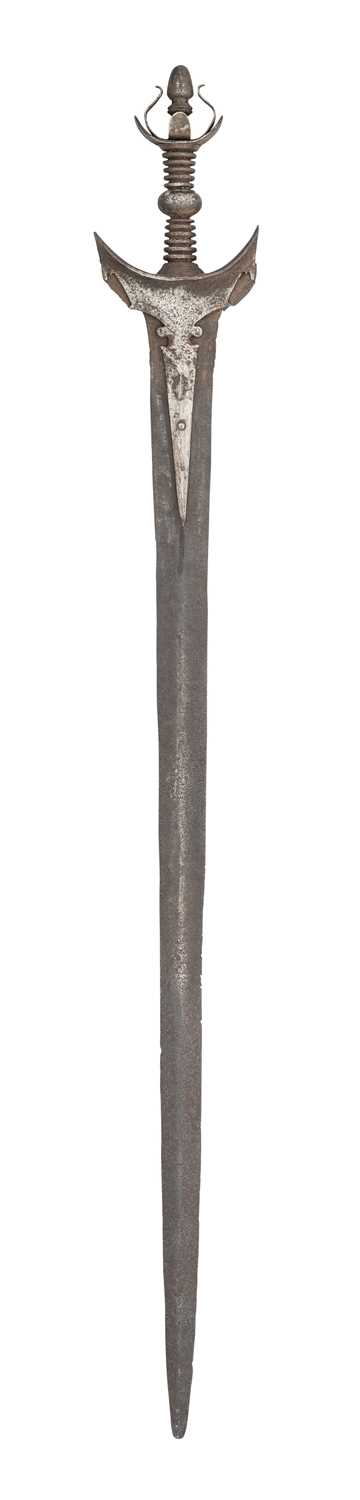 Lot 6 - A RARE SOUTH INDIAN BROADSWORD, 16TH/17TH CENTURY, PROBABLY MADRAS OR GINGEE