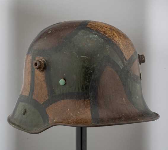 Lot 398 - A GERMAN WW1 STAHLHELM