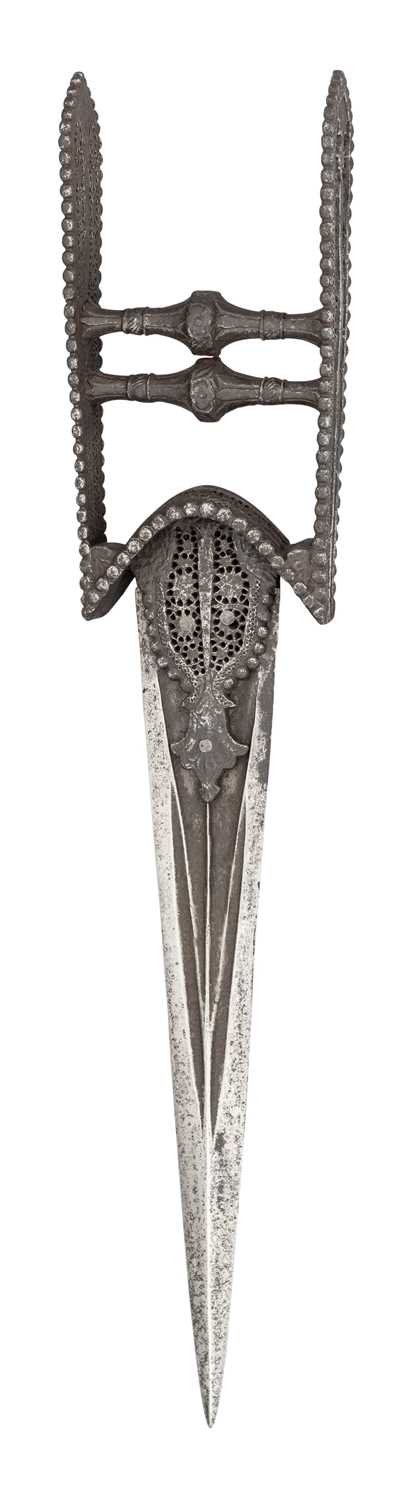 Lot 614 - A SOUTH INDIAN DAGGER (KATAR), 17TH CENTURY, POSSIBLY ARCOT, TAMIL NADU