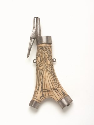 Lot 341 - A GERMAN ENGRAVED STAGHORN POWDER-FLASK