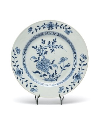 Lot 32 - A CHINESE BLUE AND WHITE NANKING CARGO PLATE, CIRCA 1750