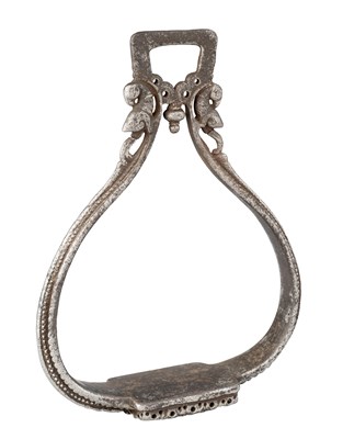 Lot 102 - A SOUTH INDIAN IRON STIRRUP, 16TH/17TH CENTURY, POSSIBLY MADURAI, TAMIL NADU