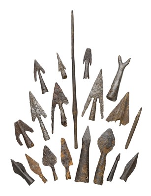 Lot 181 - A LARGE COLLECTION OF ENGLISH ARROWHEADS