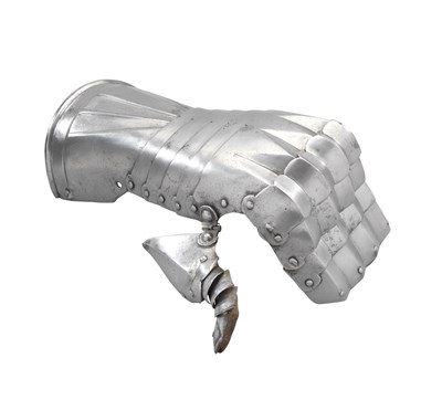 Lot 193 - A SOUTH GERMAN HALF-MITTEN GAUNTLET FOR THE LEFT HAND
