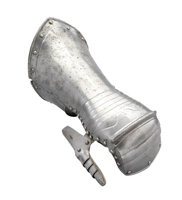 Lot 195 - A GERMAN HALF-MITTEN GAUNTLET FOR THE LEFT HAND