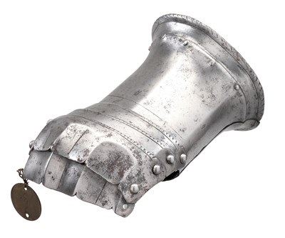 Lot 197 - AN ENGLISH OR FLEMISH GAUNTLET FOR THE LEFT HAND