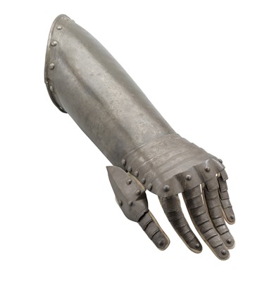 Lot 198 - AN ENGLISH HARQUEBUSIER'S ELBOW GAUNTLET FOR THE LEFT HAND