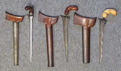 Lot 122 - ËœTHREE SOUTH EAST ASIAN DAGGERS (KRIS)