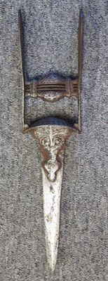 Lot 165 - AN INDIAN DAGGER (KATAR)