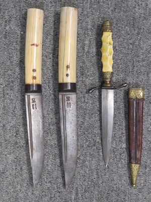 Lot 262 - ËœA SMALL DAGGER AND TWO SKINNING KNIVES