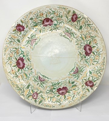 Lot 82 - A CHINESE PORCELAIN CHARGER, FIRST HALF 19TH CENTURY