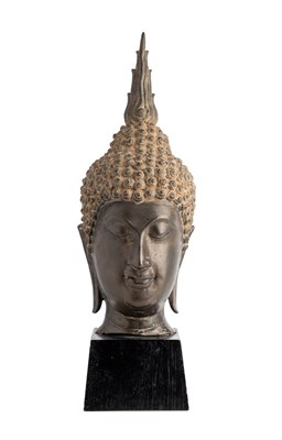 Lot 379 - A BRONZE HEAD OF BUDDHA, THAILAND, 14TH/15TH CENTURY