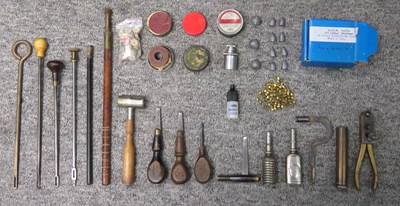 Lot 416 - A LARGE GROUP OF CLEANING RODS AND ACCESSORIES