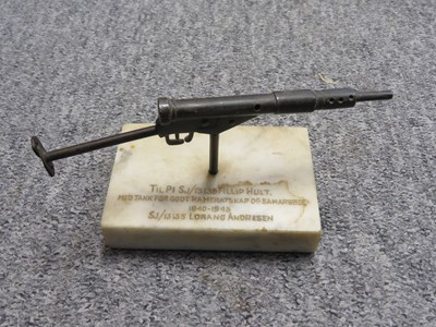 Lot 444 - A NORWEGIAN WWII COMMEMORATIVE MODEL STEN GUN