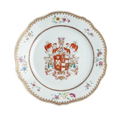 Lot 40 - A CHINESE EXPORT ARMORIAL DINNER PLATE, QIANLONG PERIOD (1736-95)