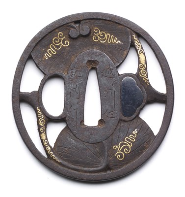 Lot 39 - A JAPANESE SWORD GUARD (TSUBA)