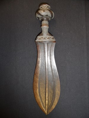 Lot 93 - â€¡ AN AFRICAN FIGHTING DAGGER (BASWA KNIFE)