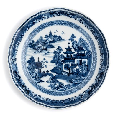 Lot 49 - A CHINESE BLUE AND WHITE DISH, QING DYNASTY, CIRCA 1800