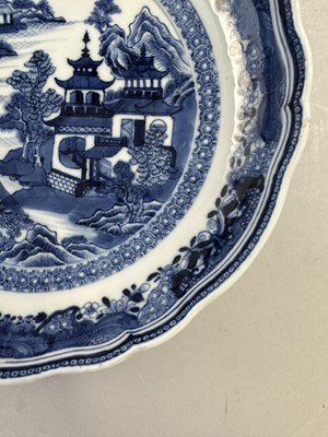 Lot 49 - A CHINESE BLUE AND WHITE DISH, QING DYNASTY, CIRCA 1800