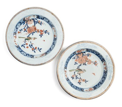 Lot 30 - A PAIR OF CHINESE IMARI DISHES, QING DYNASTY, 18TH CENTURY