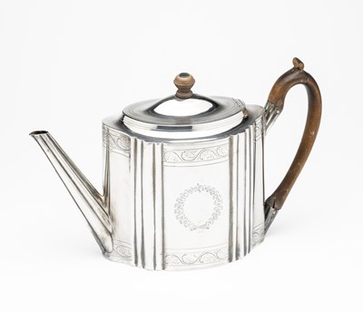 Lot 191 - A GEORGE III SILVER TEAPOT, HENRY CHAWNER, LONDON, 1795