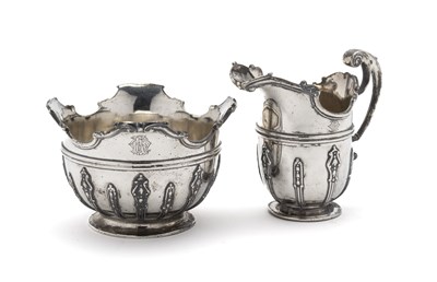 Lot 163 - AN EDWARDIAN SILVER MILK JUG AND SUGAR BOWL SET, CARRINGTON & CO., LONDON, 1905