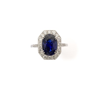 Lot 277 - SAPPHIRE AND DIAMOND RING, CIRCA 1910