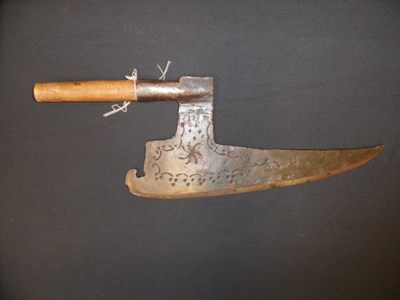 Lot 327 - AN AXE