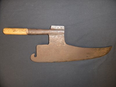 Lot 328 - AN AXE
