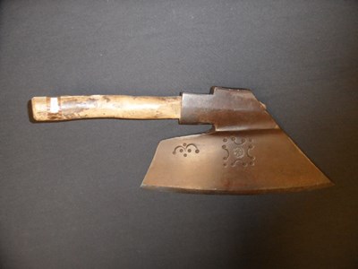 Lot 329 - AN AXE