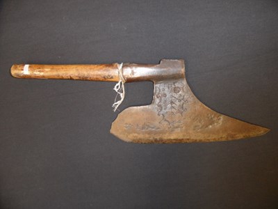 Lot 330 - AN AXE