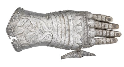 Lot 426 - AN AUSTRIAN GAUNTLET FOR THE LEFT HAND WITH EMBOSSED DECORATION IN THE 'BLACK- AND-WHITE' FASHION