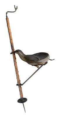 Lot 568 - A PORTABLE HUNTING STOOL