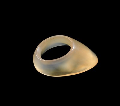 Lot 101 - AN ARCHER'S RING